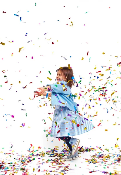 Menina brincando com confete — Fotografia de Stock