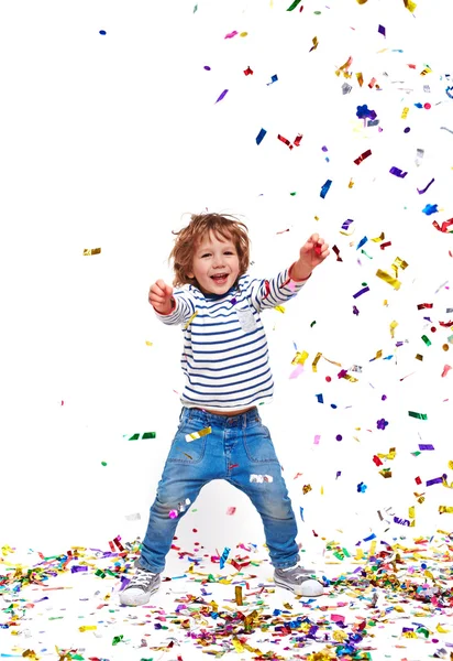 Malý chlapec hraje s konfety — Stock fotografie