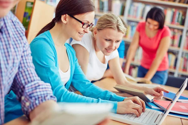 Étudiants collégiaux en bibliothèque — Photo