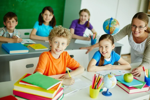 Niños de primaria y maestro — Foto de Stock