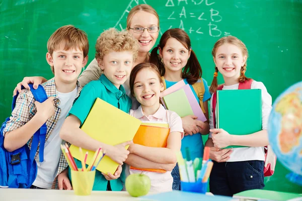 Alunos do ensino primário e professor — Fotografia de Stock