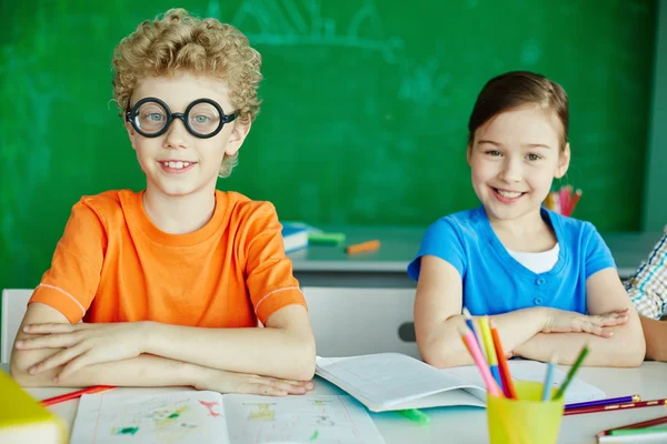 Schüler sitzen am Schreibtisch — Stockfoto