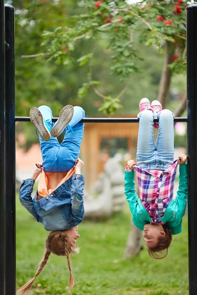 Girls hanging upside down — Stock Photo, Image