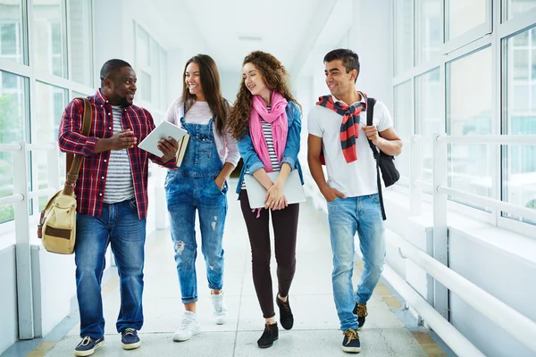 Joyful college vänner — Stockfoto