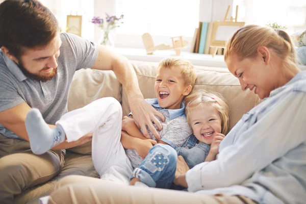 Jonge ouders spelen met kinderen — Stockfoto