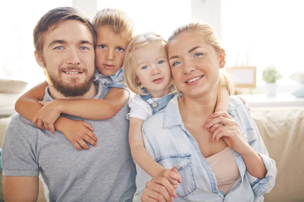 Junge Eltern spielen mit Kindern — Stockfoto