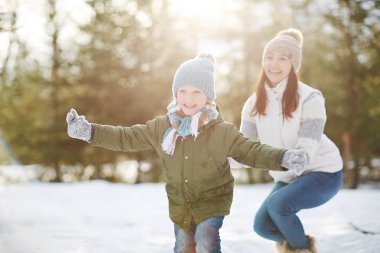 Neşeli çocuk annesi ile