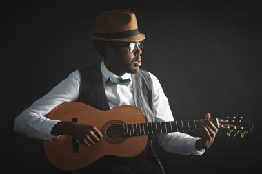 Gitar çalan genç adam
