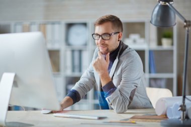 Ofiste çalışan iş adamı