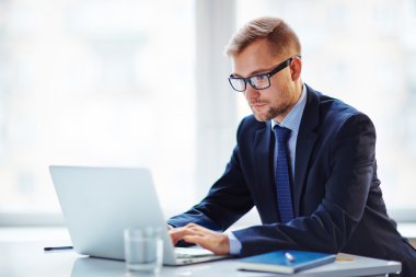 Ofiste çalışan iş adamı