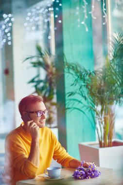 genç adam kafede arıyor