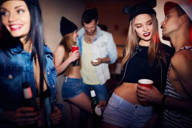 arkadaşlar, partide grup