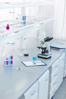 tüpler ve şişe sıvı ile