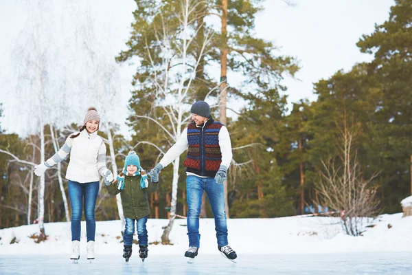 Aktives Familienskaten — Stockfoto