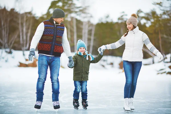 アクティブな家族のスケート — ストック写真