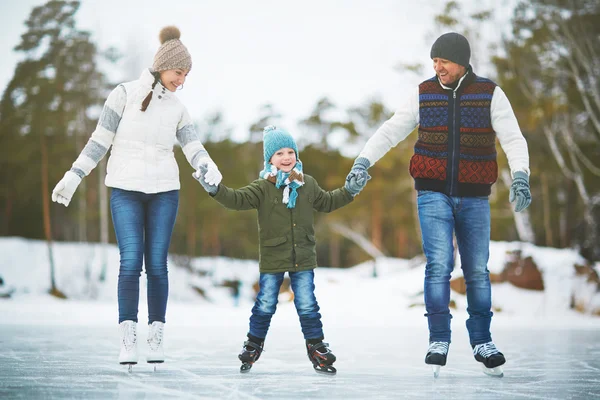 Aktív családi korcsolyázás — Stock Fotó
