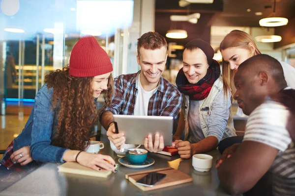 Amigos adolescentes com touchpad — Fotografia de Stock