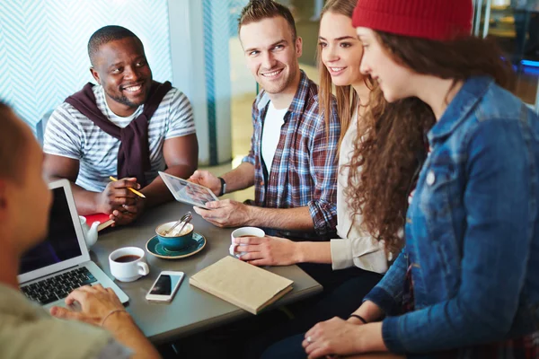 Teenagers working with gadgets — Stock Photo, Image