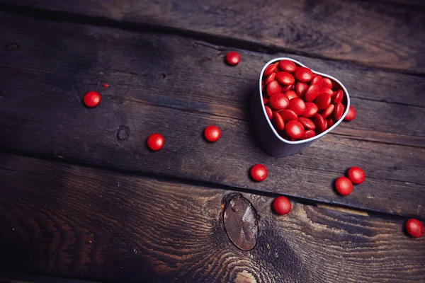 Valentine snoepjes in hart-vormige vak — Stockfoto