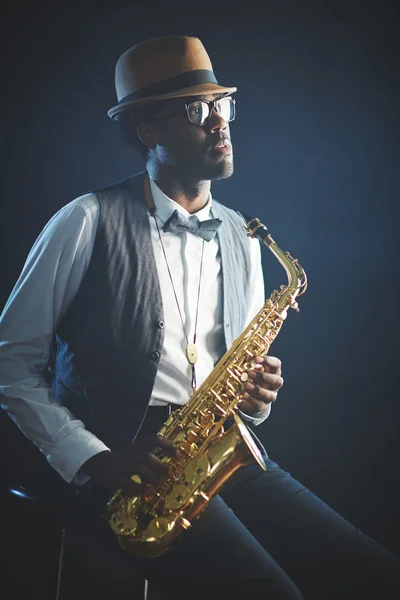 Jazzman elegante com saxofone — Fotografia de Stock