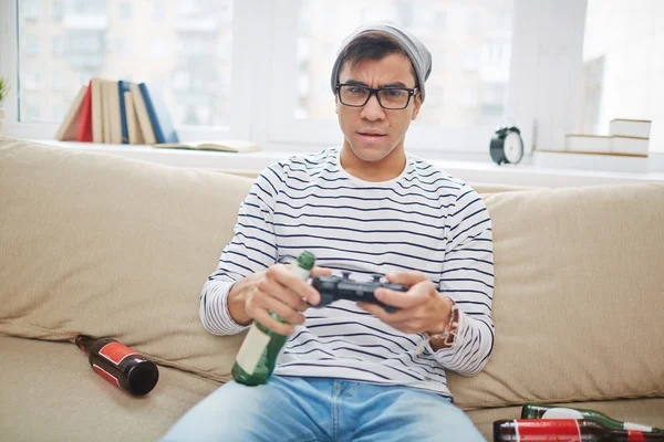 Kerl spielt Computerspiel — Stockfoto