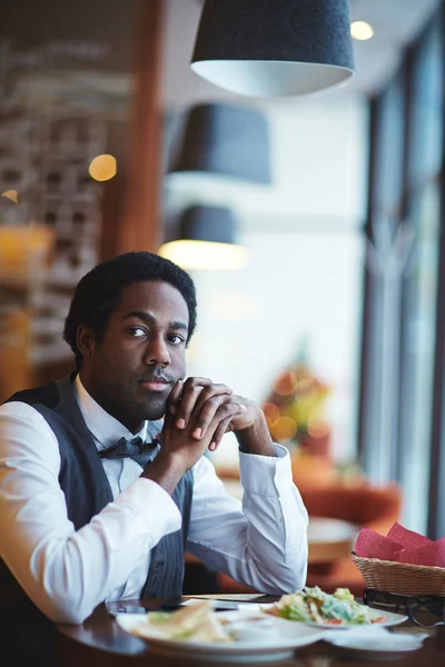 Homme assis dans un café — Photo