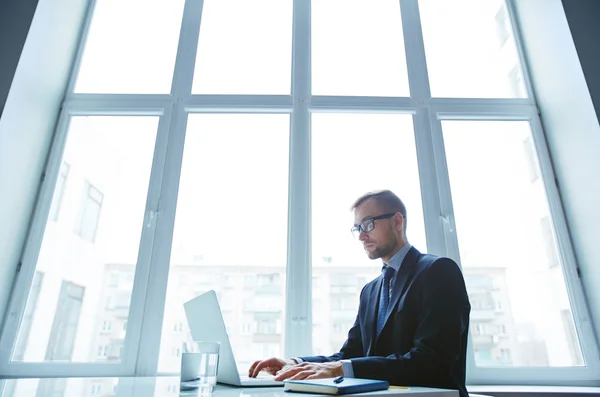 Uomo d'affari che lavora in ufficio — Foto Stock