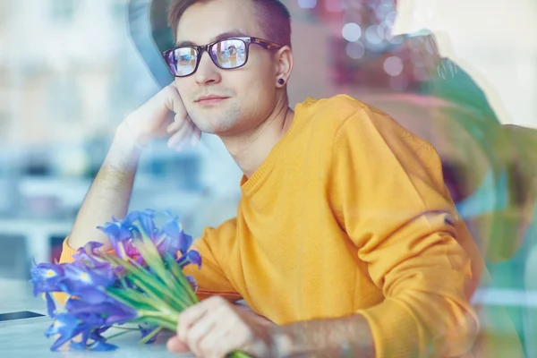 Schöner junger Mann im Café — Stockfoto