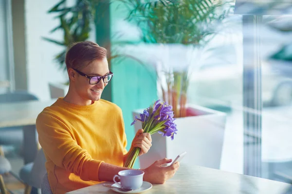 Joven llamando en la cafetería —  Fotos de Stock