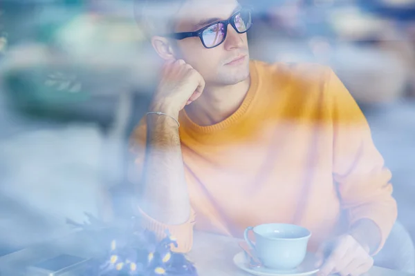 Schöner junger Mann im Café — Stockfoto