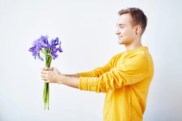 Gars avec bouquet d'iris bleus — Photo