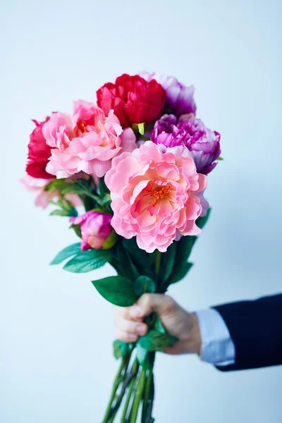 Mano maschile con bouquet — Foto Stock