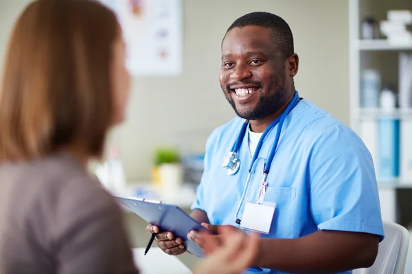 Médico sorridente com paciente — Fotografia de Stock