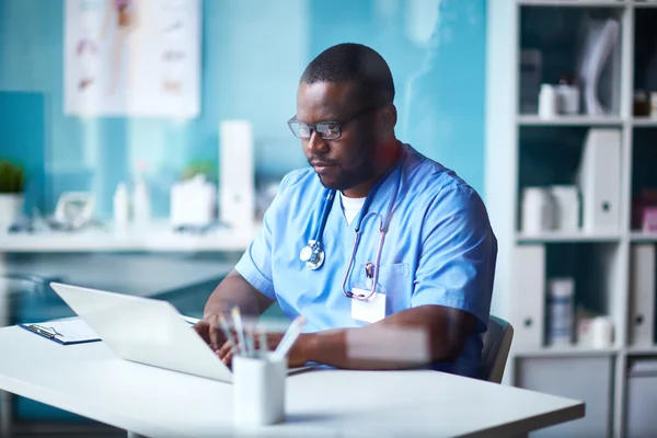 Joven doctor trabajando — Foto de Stock