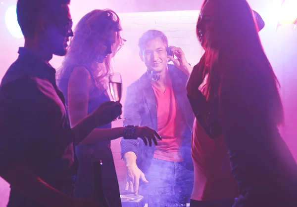 Young people in nightclub — Stock Photo, Image