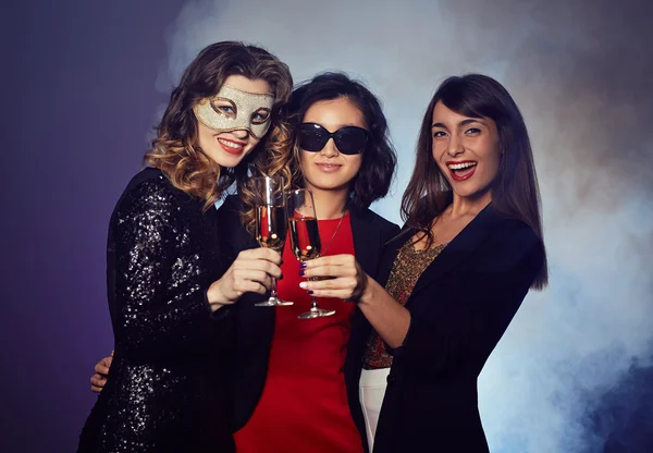 Glamour meninas bebendo champanhe — Fotografia de Stock