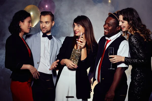 Pessoas com champanhe na festa — Fotografia de Stock