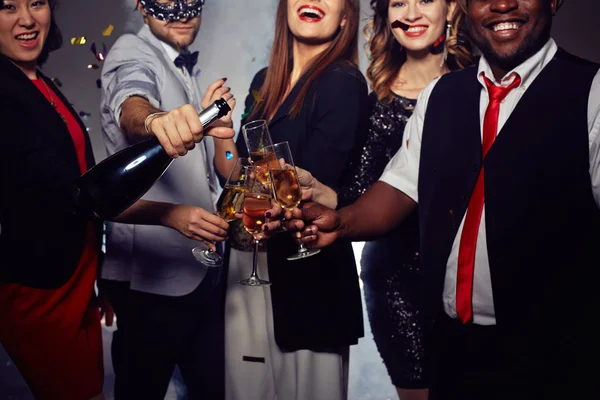 Друзья пьют и празднуют Новый год — стоковое фото