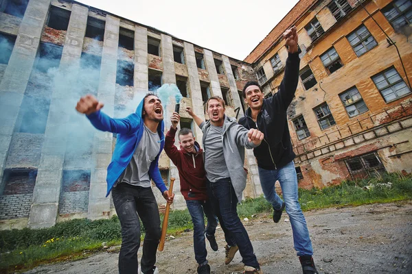 Hatelijk hooligans met vleermuizen — Stockfoto