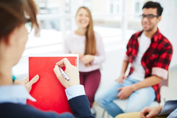 Lehrer macht sich Notizen — Stockfoto