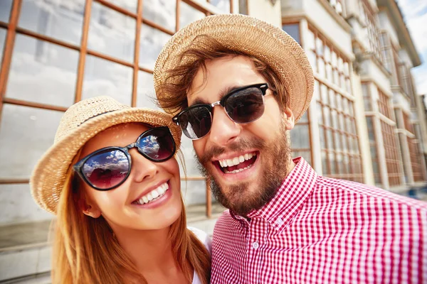 Chica feliz y novio — Foto de Stock