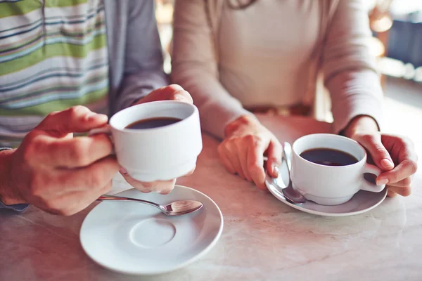 Jeune couple appréciant le café — Photo