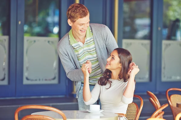 Verliebtes Paar trifft sich im Café — Stockfoto