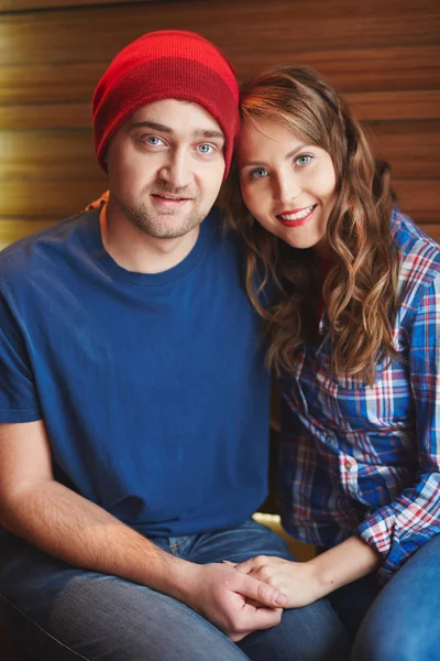 Jovem casal apaixonado — Fotografia de Stock