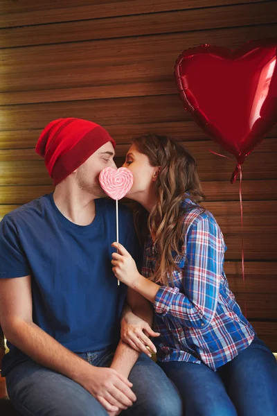 Casal celebrando Dia dos Namorados — Fotografia de Stock