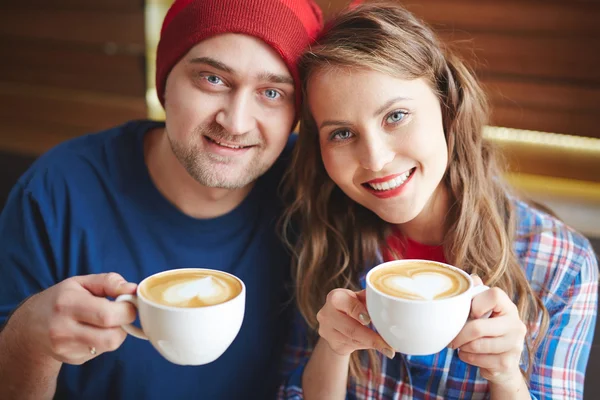 Paar in liefde met koffie — Stockfoto