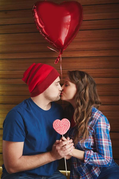 Couple célébrant la Saint-Valentin — Photo