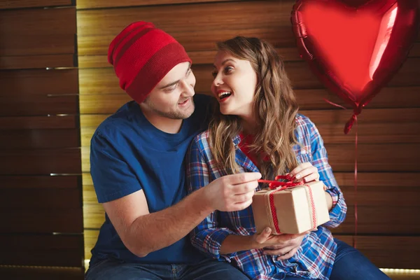 Casal celebrando Dia dos Namorados — Fotografia de Stock