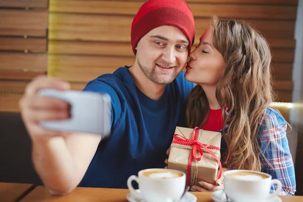 Man die selfie van zijn vriendin — Stockfoto