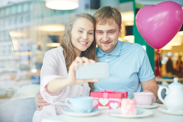 Coppia che celebra San Valentino — Foto Stock